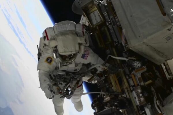 ___Astronautas_Varados_Triunfan_en_su_Primera_Caminata_Espacial_y_Rompen_Re_cords_