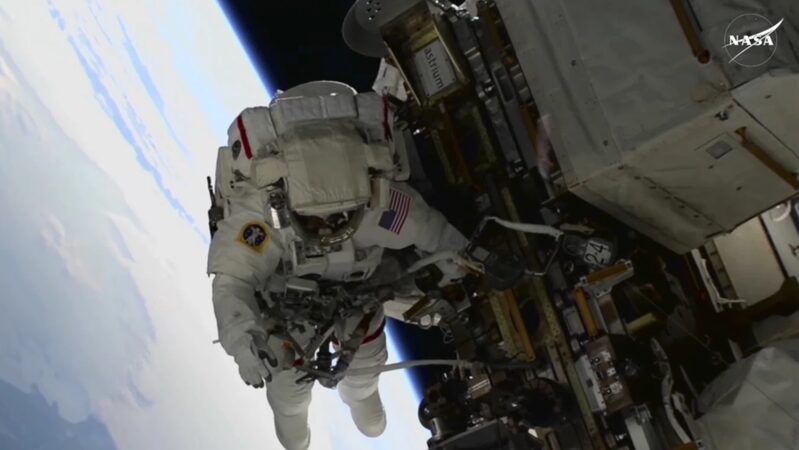 ___Astronautas_Varados_Triunfan_en_su_Primera_Caminata_Espacial_y_Rompen_Re_cords_