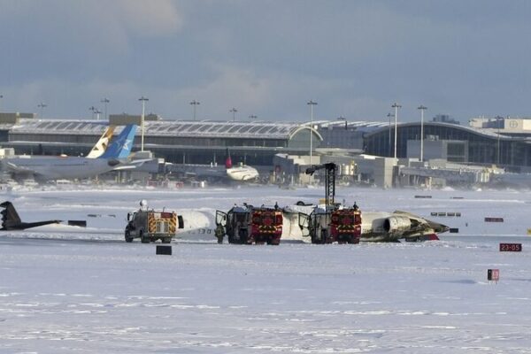 Avión de Delta se vuelca al aterrizar en Toronto, 18 heridos ✈️❄️ Avio_n_de_Delta_se_vuelca_al_aterrizar_en_Toronto__18_heridos_____