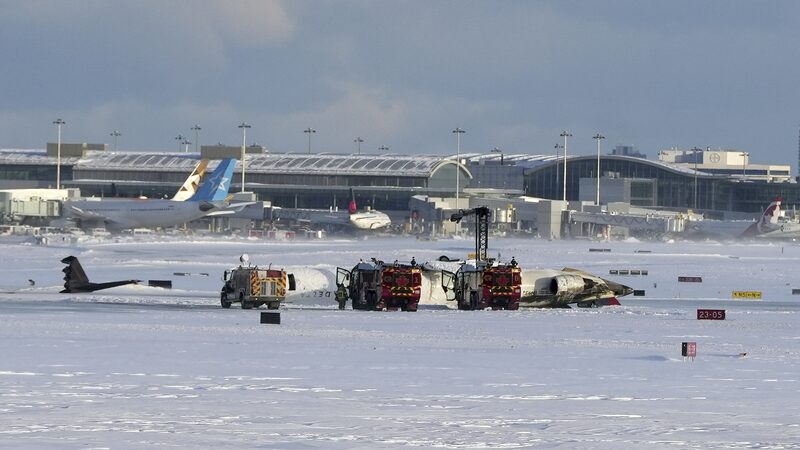 Avio_n_de_Delta_se_vuelca_al_aterrizar_en_Toronto__18_heridos_____