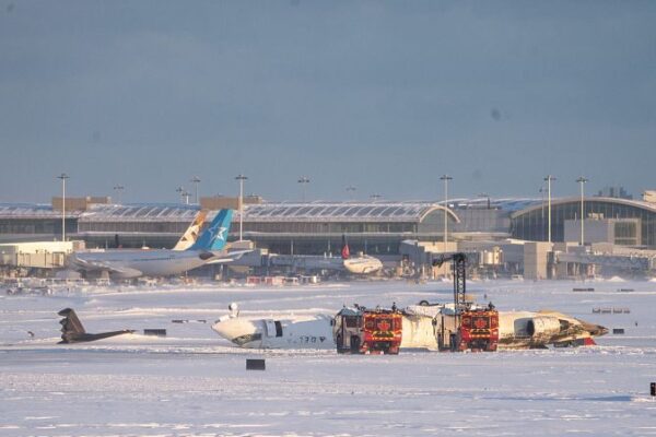 Avión de Delta se vuelca al aterrizar en el aeropuerto de Toronto durante tormenta de nieve, 17 heridos Avio_n_de_Delta_se_vuelca_al_aterrizar_en_el_aeropuerto_de_Toronto_durante_tormenta_de_nieve__17_heridos video poster