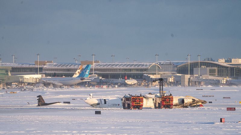 Avio_n_de_Delta_se_vuelca_al_aterrizar_en_el_aeropuerto_de_Toronto_durante_tormenta_de_nieve__17_heridos video poster