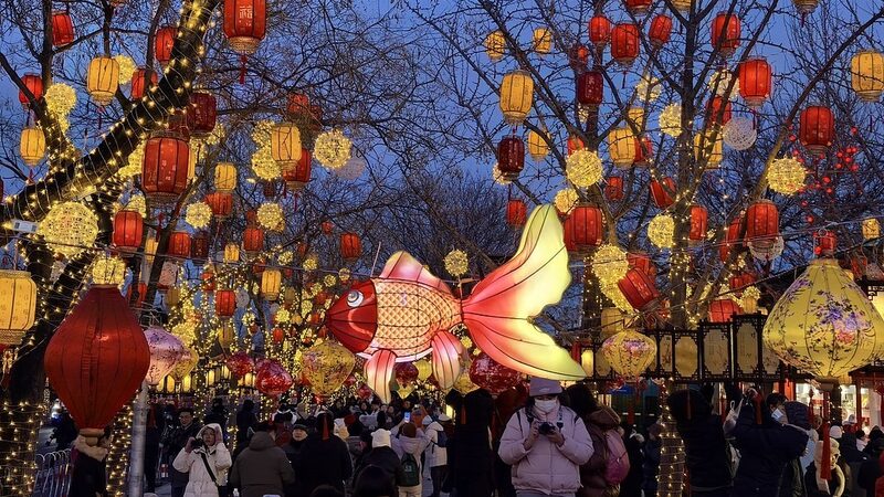 Beijing brilla con linternas mientras concluye el Festival de Primavera 🏮✨ Beijing_brilla_con_linternas_mientras_concluye_el_Festival_de_Primavera___ video poster