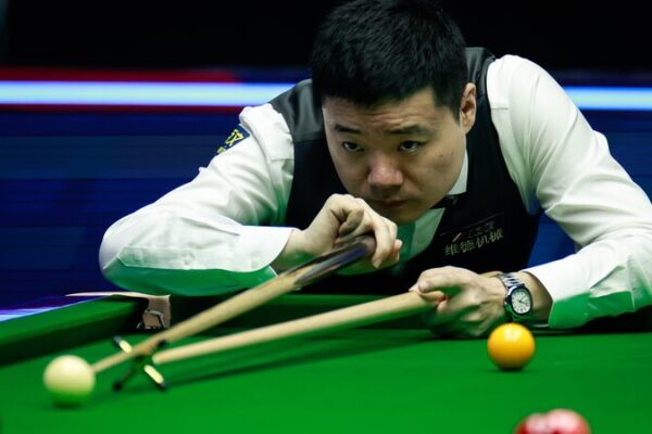 China brilla en el Snooker Mundial: Ding y Zhou avanzan a octavos de final 🎱✨ China_brilla_en_el_Snooker_Mundial__Ding_y_Zhou_avanzan_a_octavos_de_final___