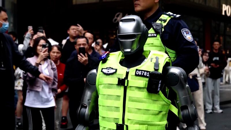 China_presenta_robots_polici_a_humanoides_patrullando_las_calles_de_Shenzhen___ video poster