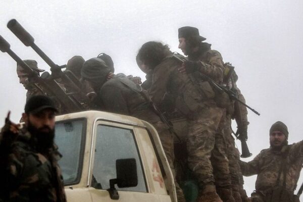 Clanes chiitas escapan de Siria hacia Líbano en medio de intensos enfrentamientos 🚁⚔️ Clanes_chiitas_escapan_de_Siria_hacia_Li_bano_en_medio_de_intensos_enfrentamientos____