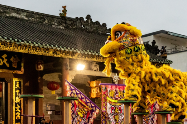 Colorido Baile del León Ilumina el Histórico Salón Ancestral Zeng de Shenzhen 🦁✨ Colorido_Baile_del_Leo_n_Ilumina_el_Histo_rico_Salo_n_Ancestral_Zeng_de_Shenzhen___