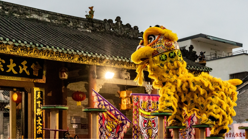 Colorido_Baile_del_Leo_n_Ilumina_el_Histo_rico_Salo_n_Ancestral_Zeng_de_Shenzhen___