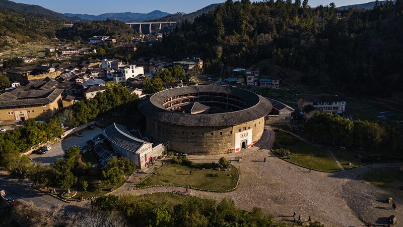 Descubre Fujian Tulou: Los edificios de tierra detrás del pueblo natal de Mulan 🌏🏯 Descubre_Fujian_Tulou__Los_edificios_de_tierra_detra_s_del_pueblo_natal_de_Mulan___ video poster