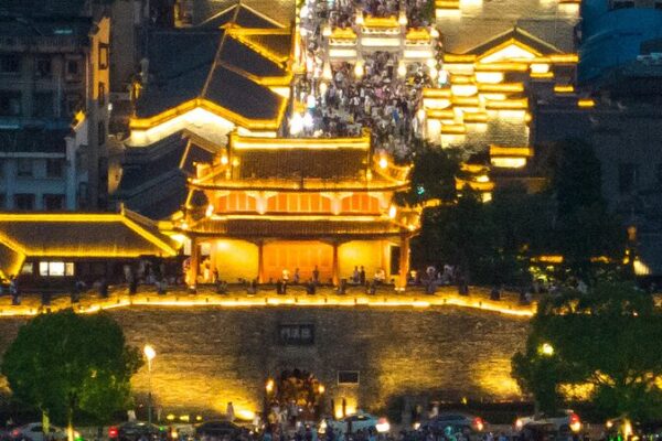 Descubre_Xiangyang__Una_Joya_Nocturna_de_Historia_y_Cultura__ video poster