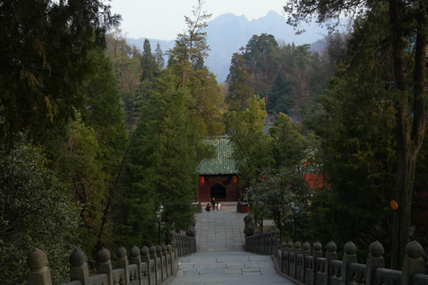 Descubre el Esplendor Real del Palacio Zixiao de Wudang 👑🏯 Descubre_el_Esplendor_Real_del_Palacio_Zixiao_de_Wudang___