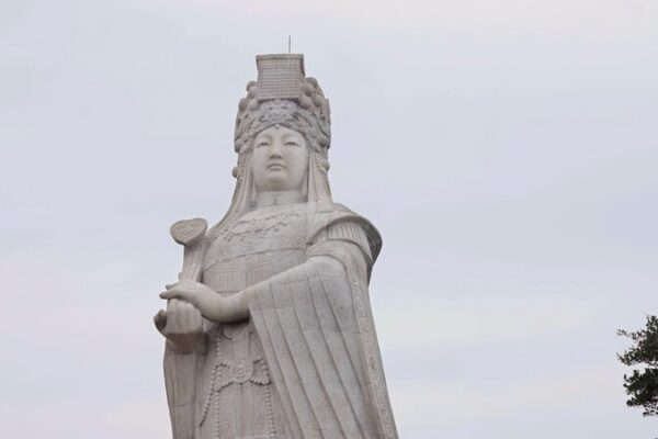 Descubre_las_Gemelas_Estatuas_de_Mazu_Contempla_ndose_a_Trave_s_del_Estrecho_de_Taiwa_n__ video poster