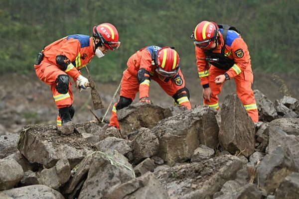 Deslizamiento de tierra en Sichuan: 1 muerto, esfuerzos de rescate en curso 🆘 Deslizamiento_de_tierra_en_Sichuan__1_muerto__esfuerzos_de_rescate_en_curso__ video poster