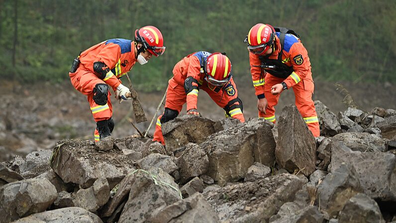 Deslizamiento_de_tierra_en_Sichuan__1_muerto__esfuerzos_de_rescate_en_curso__ video poster