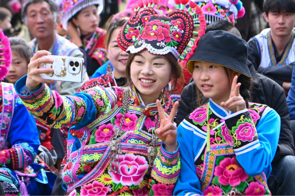 El Festival Saizhuang de Yunnan: El Desfile de Moda de Pueblo Más Antiguo del Mundo 🌸👗 El_Festival_Saizhuang_de_Yunnan__El_Desfile_de_Moda_de_Pueblo_Ma_s_Antiguo_del_Mundo___