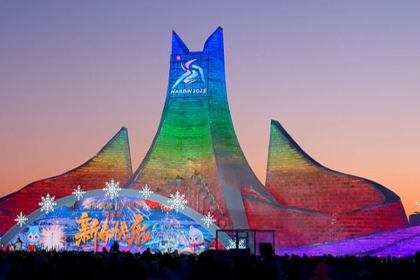 El_Mundo_de_Hielo_y_Nieve_de_Harbin_se_Convierte_en_un_Encantado_Pai_s_de_las_Maravillas_Invernal_por_la_Noche____