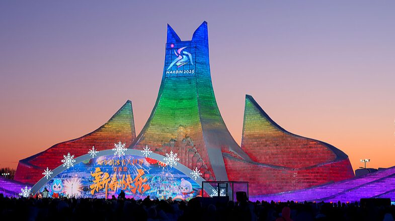 El_Mundo_de_Hielo_y_Nieve_de_Harbin_se_Convierte_en_un_Encantado_Pai_s_de_las_Maravillas_Invernal_por_la_Noche____