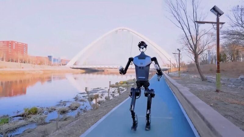 El Robot Tiangong Hace un Ascenso Histórico en el Parque Haizi Wall de Pekín El_Robot_Tiangong_Hace_un_Ascenso_Histo_rico_en_el_Parque_Haizi_Wall_de_Peki_n video poster
