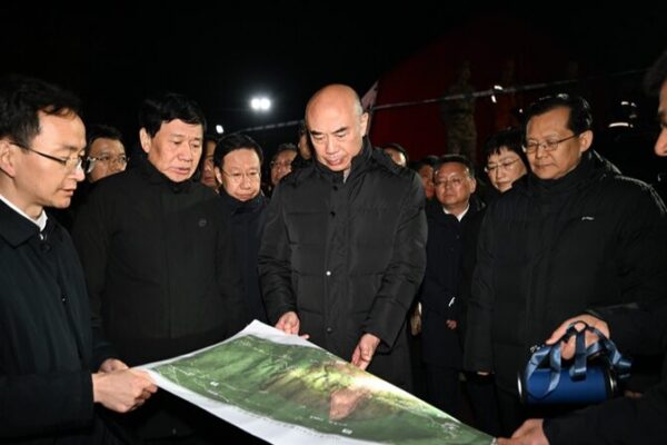 El Viceprimer Ministro Chino Lidera Esfuerzos de Rescate Tras Deslizamiento de Tierra en Sichuan 🆘 El_Viceprimer_Ministro_Chino_Lidera_Esfuerzos_de_Rescate_Tras_Deslizamiento_de_Tierra_en_Sichuan__
