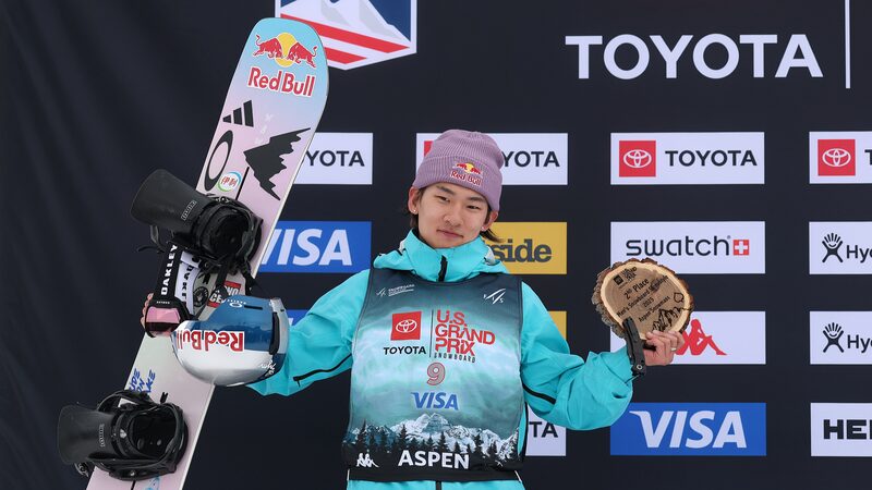 El_chino_Su_Yiming_vuela_hacia_la_plata_en_la_Copa_Mundial_de_Snowboard_en_Aspen___