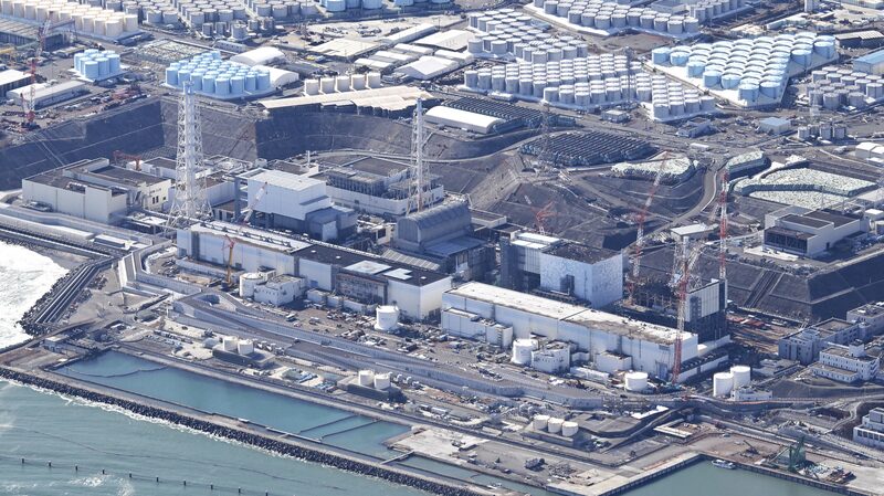 El_jefe_del_OIEA_Rafael_Grossi_visita_el_enorme_almacenamiento_de_suelo_contaminado_en_Fukushima____