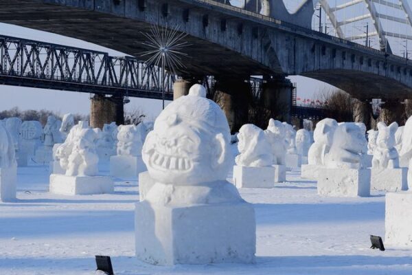 El país de las maravillas nevadas de Harbin: adorables muñecos de nieve iluminan el río Songhua El_pai_s_de_las_maravillas_nevadas_de_Harbin__adorables_mun_ecos_de_nieve_iluminan_el_ri_o_Songhua
