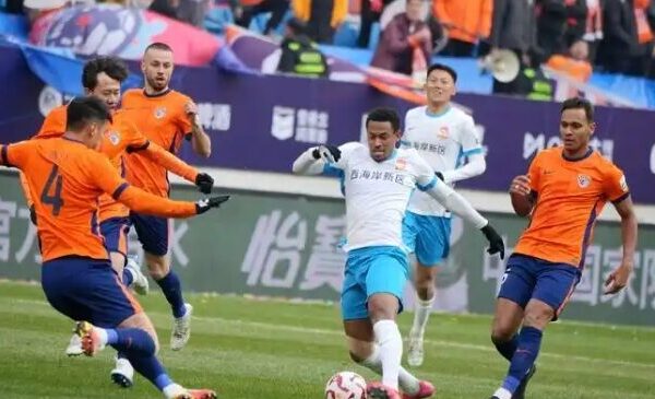 Emocionante Derbi de Qingdao Termina en Empate 2-2; Shanghai Port Gana a Shenzhen Emocionante_Derbi_de_Qingdao_Termina_en_Empate_2_2__Shanghai_Port_Gana_a_Shenzhen