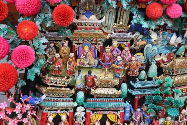Esculturas de Mantequilla Florecen en el Festival de Linternas del Monasterio Ta’er en Qinghai 🕯️🌟 Esculturas_de_Mantequilla_Florecen_en_el_Festival_de_Linternas_del_Monasterio_Ta_er_en_Qinghai____