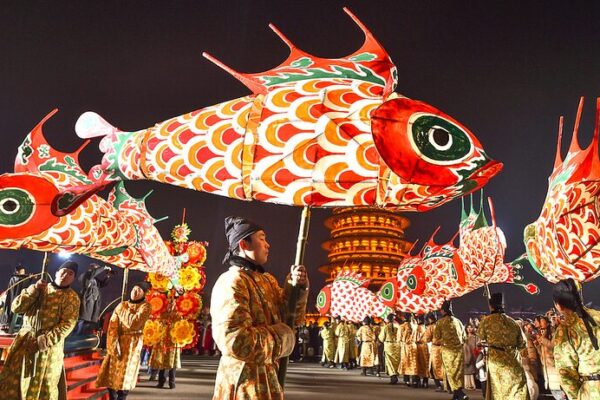 Espectacular desfile de linternas de peces ilumina sitio arqueológico en Luoyang Espectacular_desfile_de_linternas_de_peces_ilumina_sitio_arqueolo_gico_en_Luoyang