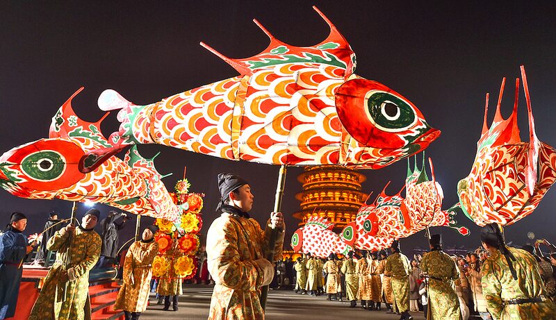 Espectacular_desfile_de_linternas_de_peces_ilumina_sitio_arqueolo_gico_en_Luoyang
