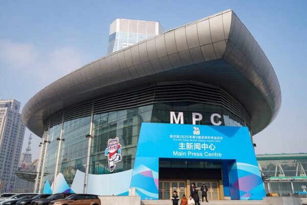 Explora el bullicioso Centro de Medios de los Juegos Asiáticos de Invierno en Harbin ❄️🎉 Explora_el_bullicioso_Centro_de_Medios_de_los_Juegos_Asia_ticos_de_Invierno_en_Harbin____ video poster