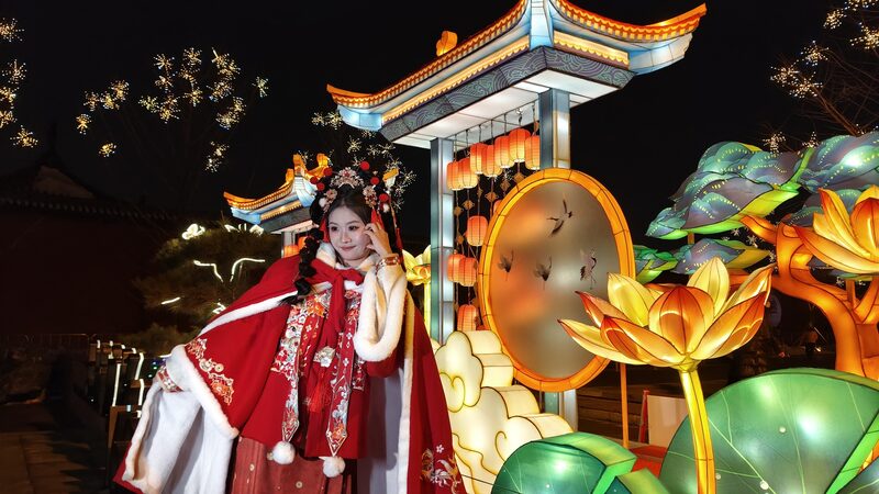Fangcheng de Shenyang Brilla Intensamente: ¡El Festival de Linternas Ilumina la Noche 🌟! Fangcheng_de_Shenyang_Brilla_Intensamente___El_Festival_de_Linternas_Ilumina_la_Noche___