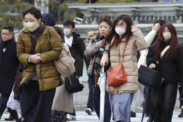 Frenesí de gripe y compras de pánico causan escasez de medicamentos en Japón 😷💊 Frenesi__de_gripe_y_compras_de_pa_nico_causan_escasez_de_medicamentos_en_Japo_n___