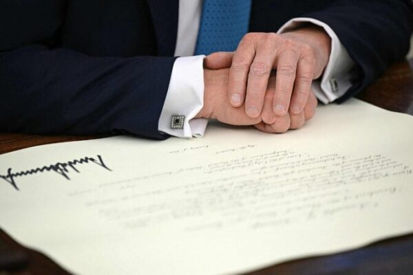 __Guerra_Comercial_en_Auge__Trump_Impone_Aranceles_que_Sacuden_la_Economi_a_Global