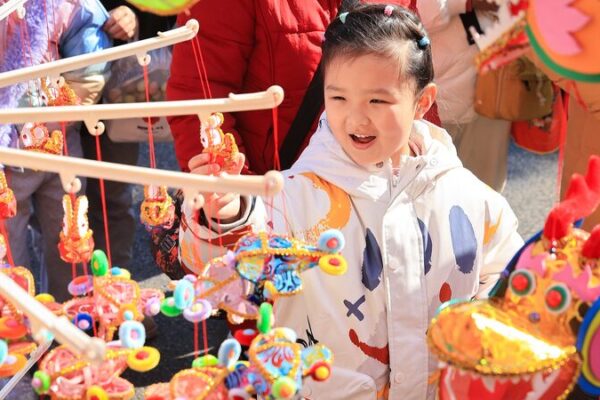 La fiebre de los faroles hechos a mano en Nanjing ilumina antes del festival 🏮✨ La_fiebre_de_los_faroles_hechos_a_mano_en_Nanjing_ilumina_antes_del_festival___