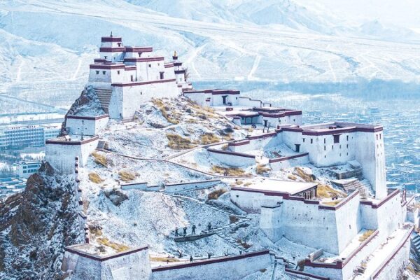 La nieve realza la majestuosa fortaleza de Gyantse La_nieve_realza_la_majestuosa_fortaleza_de_Gyantse
