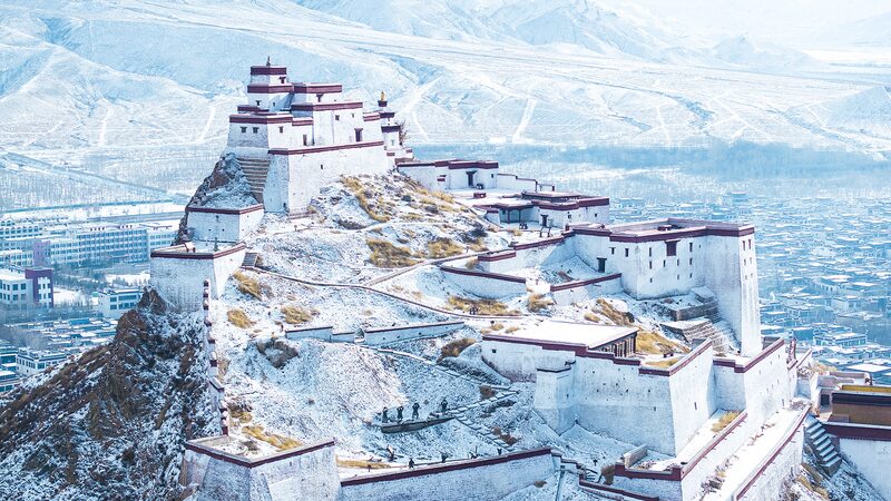 La_nieve_realza_la_majestuosa_fortaleza_de_Gyantse