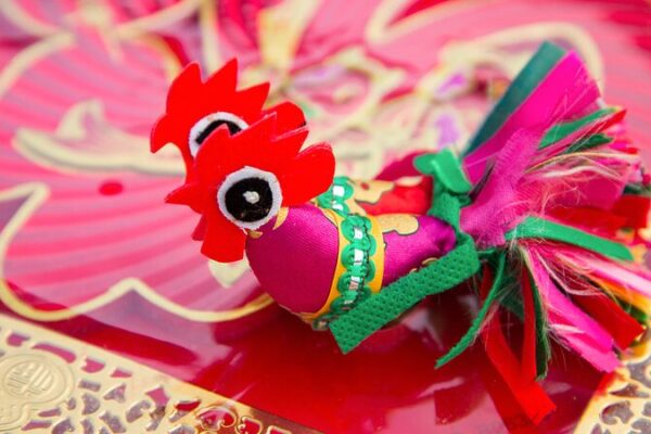 Las_vibrantes_artesani_as_de_gallos_celebran_el_comienzo_de_la_primavera_en_China___