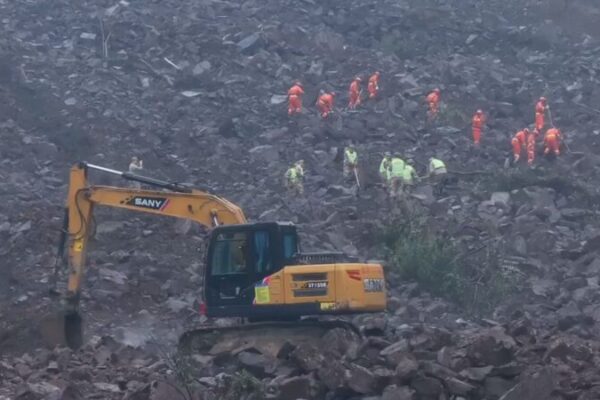 Los_esfuerzos_de_rescate_se_intensifican_despue_s_de_que_un_deslizamiento_de_tierra_en_Sichuan_deja_29_desaparecidos video poster