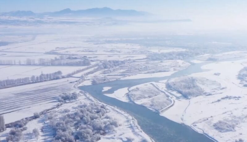 Maravillas del Bosque Blanco: El Río Ili se Derrite en Belleza Primaveral en Xinjiang 🌸🌊 Maravillas_del_Bosque_Blanco__El_Ri_o_Ili_se_Derrite_en_Belleza_Primaveral_en_Xinjiang___ video poster