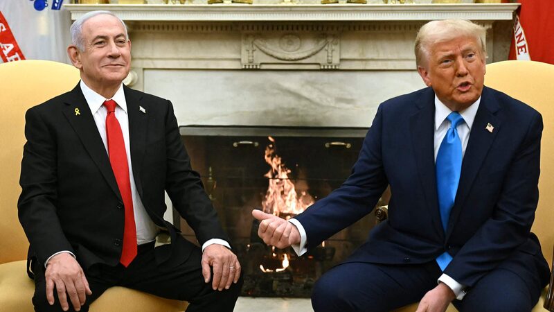 Netanyahu_entrega_a_Trump_un_busca_dorado_en_un_intercambio_de_regalos_simbo_lico___