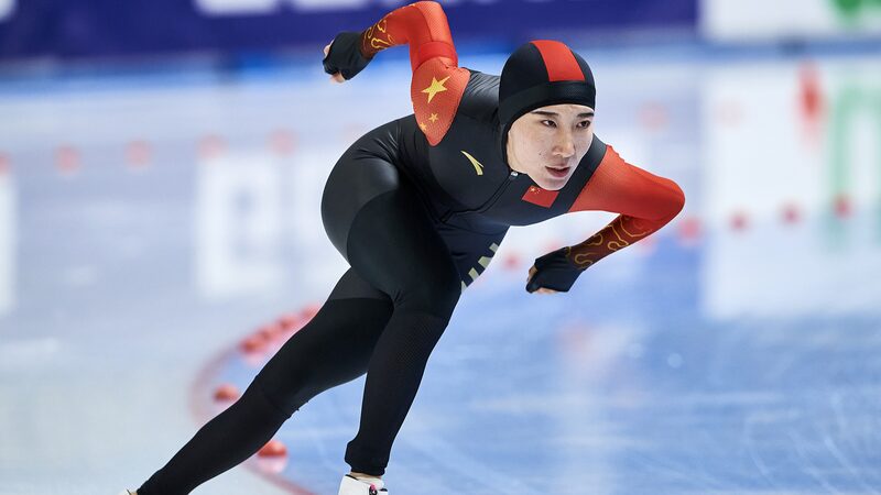 Patinadora_china_Han_Mei_brilla_con_plata_en_la_Copa_del_Mundo_en_Polonia____