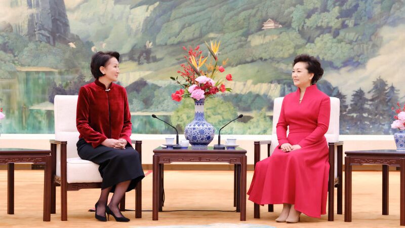 Peng_Liyuan_y_la_Primera_Dama_de_Kirguista_n_fortalecen_lazos_bilaterales_con_un_te_