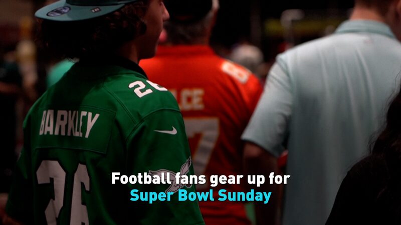 _Prepa_rate_para_el_domingo_de_Super_Bowl__Eagles_contra_Chiefs_en_un_enfrentamiento_e_pico_ video poster