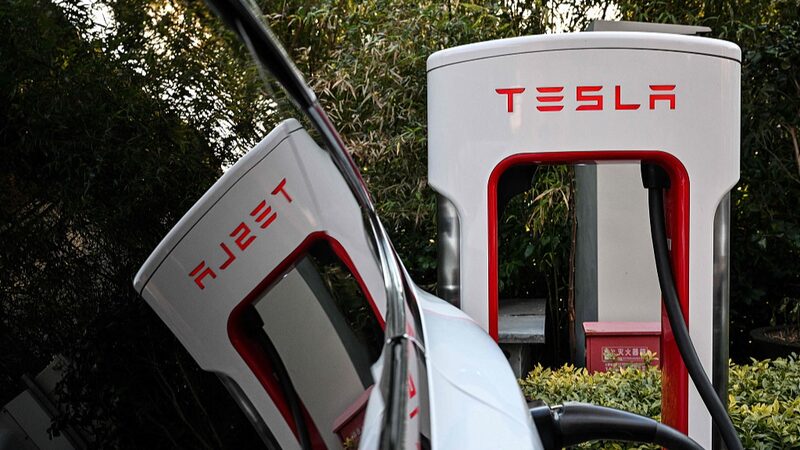Tesla_presenta_funciones_limitadas_de_conduccio_n_totalmente_auto_noma_en_China_ante_la_creciente_competencia