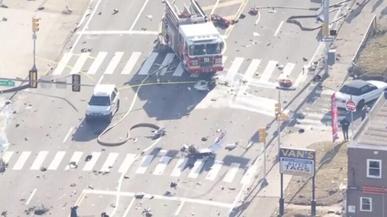 Tra_gico_accidente_de_avio_n_ambulancia_en_Filadelfia_deja_siete_muertos__incluidos_seis_mexicanos video poster