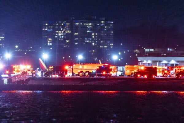 Tragedia en Washington: Avión y helicóptero se estrellan en el río Potomac Tragedia_en_Washington__Avio_n_y_helico_ptero_se_estrellan_en_el_ri_o_Potomac