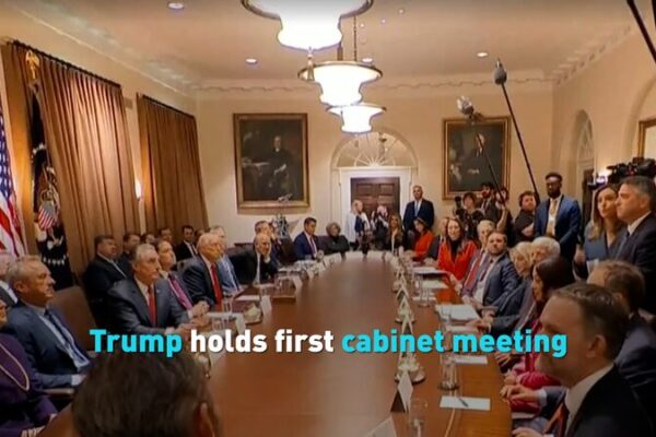 Trump_organiza_su_primera_reunio_n_de_gabinete__apoya_a_Elon_Musk_y_las_conversaciones_entre_EE_UU__y_China__ video poster