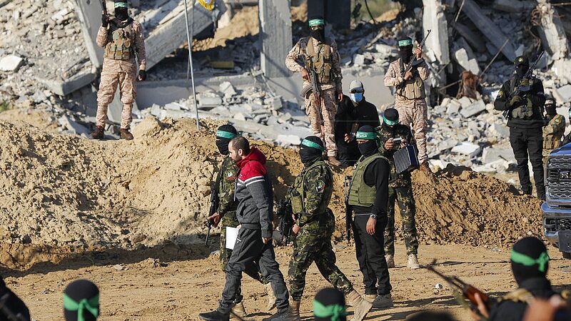 Última hora: Hamás libera a tres rehenes israelíes en Gaza ✌️ U_ltima_hora__Hama_s_libera_a_tres_rehenes_israeli_es_en_Gaza___
