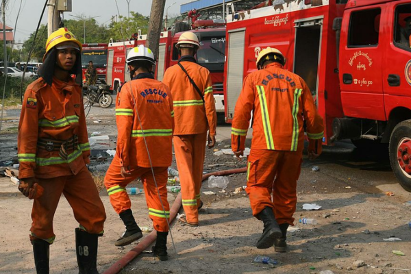Tragedia del Terremoto en Myanmar: Operación de Rescate en Pleno Progreso video poster